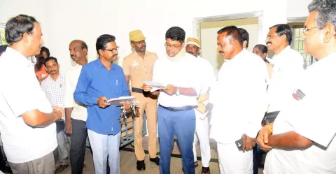 மின்னணு வாக்கு எந்திரங்கள் வைக்கப்பட்டுள்ள அறையின் பாதுகாப்பு குறித்து கலெக்டர் விஷ்ணுசந்திரன் ஆய்வு செய்தார்.