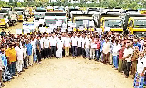 போராட்டத்தில் ஈடுபட்டுள்ள குவாரி உரிமையாளர்கள், தொழிலாளர்கள், டிரைவர்கள்.