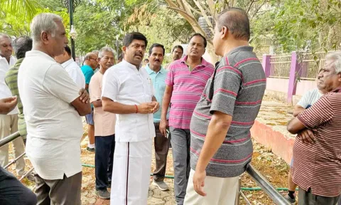 பொதுமக்களை நேரடியாக சந்தித்து குறைகளை கேட்டறிந்த காட்சி.