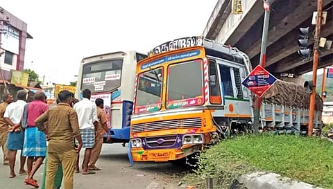 விபத்தை ஏற்படுத்திய லாரியை படத்தில் காணலாம்.