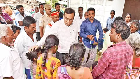 3 பெண் குழந்தைகளையும் கலெக்டர் கார்மேகம்  நேரில் சந்தித்து ஆறுதல் கூறிய காட்சி.