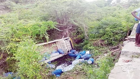 லாரி கவிழ்ந்து கிடக்கும் காட்சி.