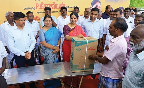 ராமனூத்து கிராமத்தில் பல்வேறு நலத்திட்டங்களை கனிமொழி எம்.பி. வழங்கிய காட்சி. அருகில் அமைச்சர் கீதாஜீவன்,  மார்கண்டேயன் எம்.எல்.ஏ., கலெக்டர் செந்தில்ராஜ், கூடுதல் கலெக்டர் தாக்கரே சுபம் ஞானதேவ் உள்ளார்.