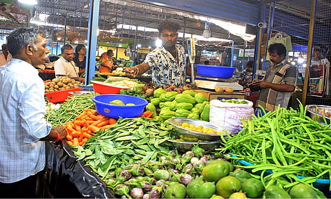 பாளை மார்க்கெட்டில் காய்கறிகள் விற்பனை நடைபெற்ற காட்சி.