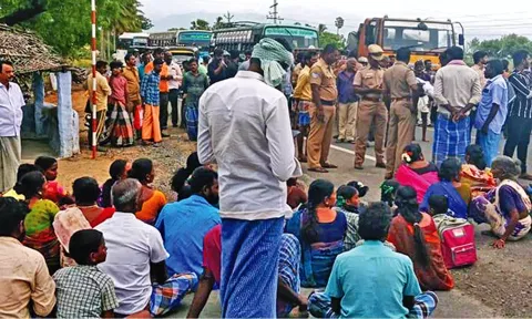 மறியலில் ஈடுபட்ட பொதுமக்களுடன் போலீசார் பேச்சுவார்த்தை நடத்திய காட்சி.