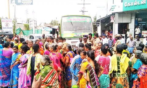 சாலை மறியலில் ஈடுபட்ட பொதுமக்களிடம் போலீசார் பேச்சுவார்த்தை நடத்திய காட்சி.
