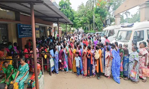 கடலூர் அரசு மருத்துவமனையில் காய்ச்சல் காரணமாக அனுமதி சீட்டு வாங்க நீண்ட வரிசையில் காத்திருந்த மக்களை படத்தில் காணலாம்.