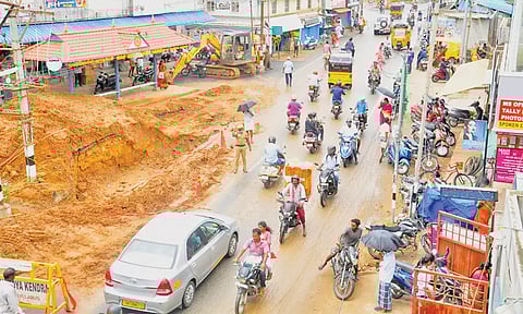 கோட்டார் பகுதியில் சாலையோரத்தில் தோண்டப்பட்ட பள்ளத்தால் கடும் போக்குவரத்து நெருக்கடி