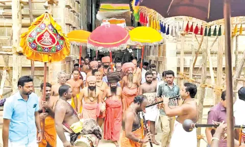 யாகசாலை மண்டபத்தில் புனிதநீர் கலசங்கள் வைக்கும் நிகழ்வில் தருமபுரம் ஆதீனம் பங்கேற்றார்.