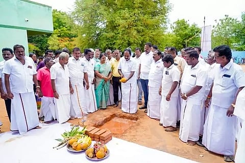 அரசு பள்ளிகளில் புதிய வகுப்பறைகள் கட்டுவதற்கான பூமி பூஜை