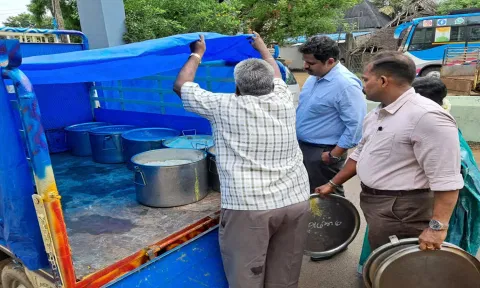 மாணவர்களுக்கு வழங்கப்படும் உணவை கலெக்டர் ஆய்வு செய்தார்.