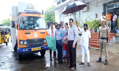 நடமாடும் உணவு பகுப்பாய்வக வாகனத்தை கலெக்டர் ரவிச்சந்திரன் கொடியசைத்து தொடங்கி வைத்த காட்சி.