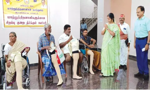 மாற்றுத்திறனாளிகளுக்கு செயற்கை கால்களை கலெக்டர் வழங்கிய காட்சி.