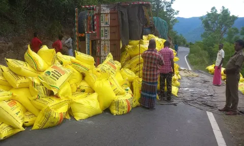பர்கூர் மலைப்பாதையில் கனரக வாகனங்களால் தொடரும் விபத்து