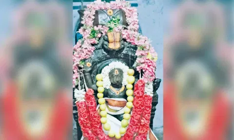 ராமபக்த ஆஞ்சநேயருக்கு பவுர்ணமி வழிபாடு நடந்தது.
