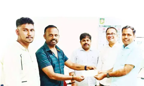 தீ விபத்தில் கடையை இழந்த 57 வியாபாரிகளுக்கு ரூ.1 லட்சத்து 14 ஆயிரம் நிதி உதவி ஏற்றுமதியாளர்கள் சங்கம் சார்பில் வழங்கப்பட்டது