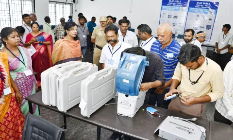 வாக்குப்பதிவு எந்திரங்களில் முதல்நிலை சரிபார்க்கும் பணி நடைபெற்று வருவதை கலெக்டர் ஷஜீவனா பார்வையிட்டு ஆய்வு செய்தார்.