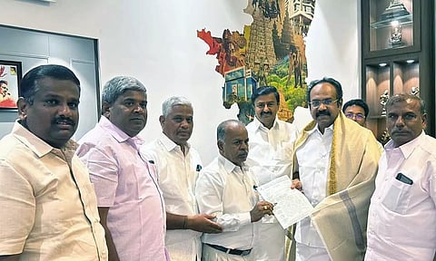 கோரிக்கை கொடுத்த காட்சி.