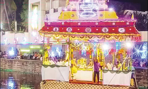 வாசுதேவநல்லூர் அர்த்தநாரீஸ்வரர் கோவிலில் தெப்ப திருவிழா