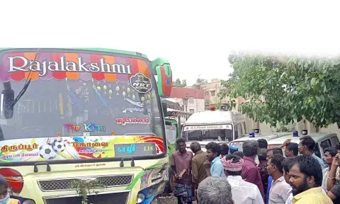 நிறுத்தப்பட்ட ஆம்புலன்ஸ் மோதிய தனியார்&nbsp; பஸ்.