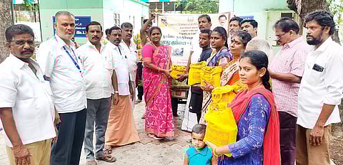 பொதுமக்களுக்கு இலவசமாக மக்கும் உறங்களை நகராட்சி தலைவர் வழங்கிறார்.
