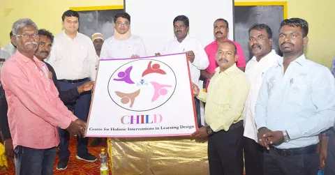 ராமநாதபுரத்தில் மாணவ-மாணவிகளுக்கான நலக்குழு இலச்சினையை கலெக்டர் விஷ்ணுசந்திரன் வெளியிட்டர்.
