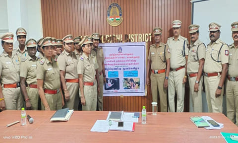 கள்ளக்குறிச்சியில் பாலியல் குற்றங்களில் இருந்து குழந்தைகளை பாதுகாக்கும் இமைகள் திட்டத்தை போலீஸ் சூப்பிரண்டு மோகன்ராஜ் தொடங்கி வைத்து விழிப்புணர்வு ஏற்படுத்தினார்.