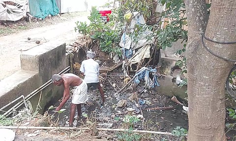 வாய்க்காலில் தேங்கிய கழிவுகளை அகற்றும் பணி நடந்தது.