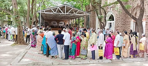 நேர்காணலுக்காக வந்திருந்தவர்கள் நீண்ட வரிசையில் நின்றிருப்பதை படத்தில் காணலாம்.
