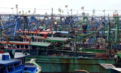 நெல்லை, தூத்துக்குடியில் 2-வது நாளாக மீனவர்கள் கடலுக்கு செல்லவில்லை