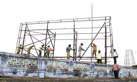 சந்திப்பு மேம்பாலம் அருகே இரும்பு பேனர்கள் அகற்றப்பட்ட போது எடுத்தபடம்.