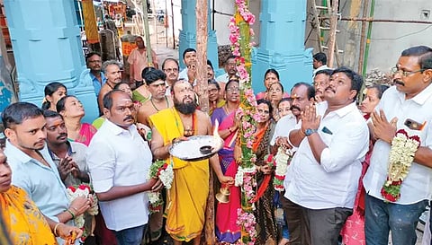 சேலம் கோட்டை மாரியம்மன் கோவிலில் ஒவ்வொரு ஆண்டும் ஆடி மாதத்தில் அம்மனுக்கு 22 நாட்கள் திருவிழா கோலாகலமாக கொண்டாடப்படுகிறது. இந்த ஆண்டு ஆடி திருவிழா வருகிற 25-ந் தேதி இரவு பூச்சாட்டுதலுடன் தொடங்குகிறது. இதையொட்டி இன்று காலை கோவிலில் முகூர்த்தக்கால் நடும் நிகழ்ச்சி நடந்தபோது எடுத்த படம்.