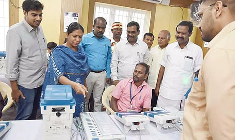 மின்னணு வாக்குப்பதிவு எந்திரங்களின் முதல்நிலை சரிபார்ப்பு பணியானது தருமபுரி கலெக்டர் சாந்தி தலைமையில் நடந்தது.