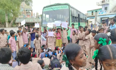 அரசு பஸ்சினை சிறைபிடித்து பள்ளி மாணவர்கள் சாலைமறியலில் ஈடுபட்டபோது எடுத்தபடம்.