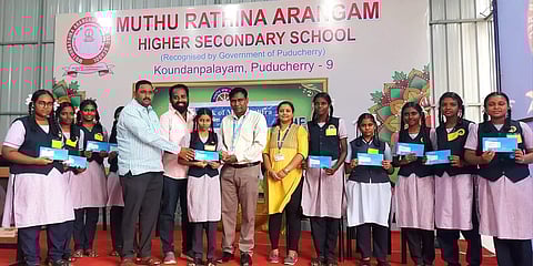 &nbsp;மாணவர்களுக்கு ஏ.டி.எம். கார்டு வழங்கப்பட்ட காட்சி.