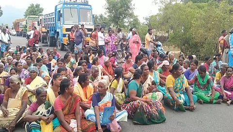 மறியலில் ஈடுபட்டவர்களை படத்தில் காணலாம்.