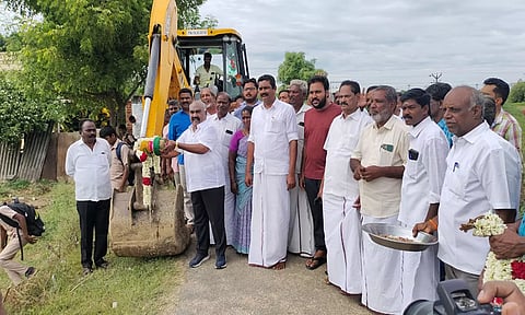 செஞ்சி அருகே தார் சாலை அமைக்கும் பணியை  அமைச்சர் செஞ்சி மஸ்தான் பூமி பூைஜ செய்து தொடங்கி வைத்தார்.