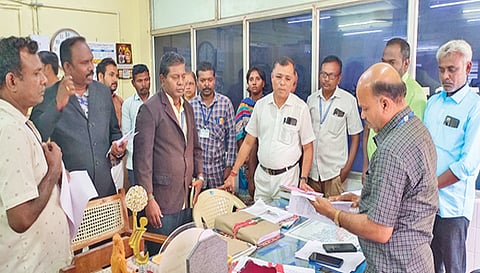 ஜப்தி செய்வதற்காக ராசிபுரம் தாலுகா அலுவலகத்துக்கு வந்த கோர்ட்டு ஊழியர்கள்.