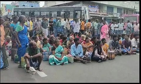 சாலை விபத்தில் ஈடுபட்ட கூலித்தொழிலாளர்களை படத்தில் காணலாம்.