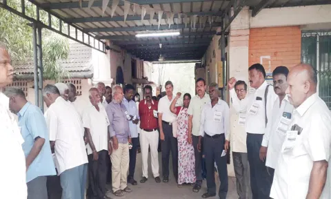 கருப்புச்சட்டை அணிந்து ஆர்ப்பாட்டத்தில் ஈடுபட்டவர்களை படத்தில் காணலாம்.