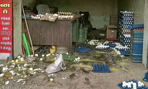 பொன்னேரியில் ரவுடிகள் அட்டகாசம்: 2 ஆயிரம் முட்டைகளை அரிவாளால் வெட்டி உடைத்த கும்பல்