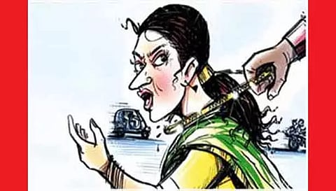 மூதாட்டியிடம் நூதன முறையில் நகை திருடிய பெண்