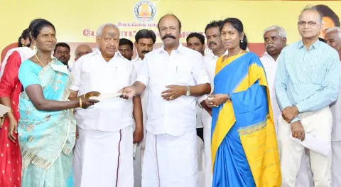திருப்புவனத்தில் நடந்த நிகழ்ச்சியில் மகளிர் சுயஉதவிக்குழு உறுப்பினர்களுக்கு கடன் உதவிகளை அமைச்சர் பெரியகருப்பன் வழங்கினார். அருகில் தமிழரசி எம்.எல்.ஏ., பேரூராட்சி தலைவர் சேங்கைமாறன் மற்றும் பலர் உள்ளனர்.