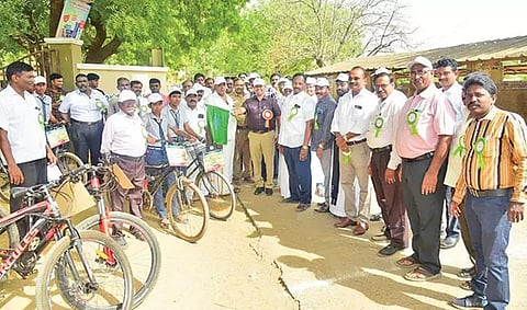 விழிப்புணர்வு சைக்கிள் பேரணியை தூத்துக்குடி- நாசரேத் திருமண்டல லே  செயலர் நீகர் பிரின்ஸ் கிப்ட்சன் கொடியசைத்து தொடங்கி வைத்த காட்சி.