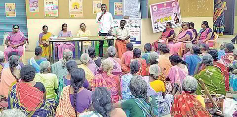 விழிப்புணர்வு நிகழ்ச்சி நடந்தபோது எடுத்த படம்.