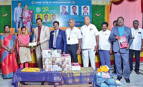 சங்கரன்கோவில் அரிமா சங்க புதிய நிர்வாகிகள் பதவியேற்பு விழாவில் நலத்திட்ட உதவிகள் வழங்கிய காட்சி.