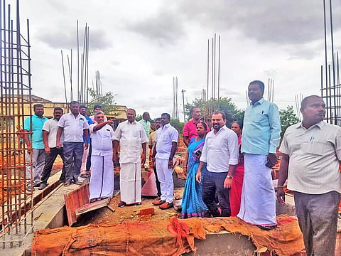 நாங்குநேரி யூனியன் அலுவலக கட்டிட பணியை சபாநாயகர் அப்பாவு ஆய்வு செய்த காட்சி.