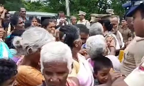 பரந்தூரில் அதிகாரிகள் ஆய்வை தடுத்து கிராமமக்கள் போராட்டம்- பெண்கள் உள்பட 200 பேர் கைது