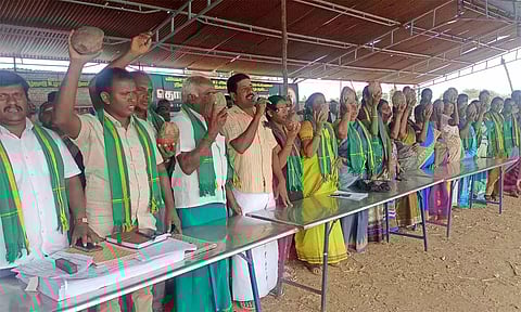 பனை-தென்னை மரங்களில் இருந்து கள் இறக்க அனுமதிக்க கோரி தேங்காய்களை கையில் ஏந்தி விவசாயிகள் போராட்டம்