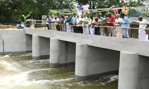 காவிரி நீரை சிவா எம்.எல்.ஏ.திறந்து வைத்த போது எடுத்த படம். அருகில் கலெக்டர் குலோத்துங்கன் உள்ளார்.